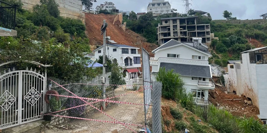 Khu vực chính quyền cho phép chủ đầu tư giật sập bờ taluy chiều ngày 1-7. Khu vực chính quyền cho phép chủ đầu tư giật sập bờ taluy chiều ngày 1-7.