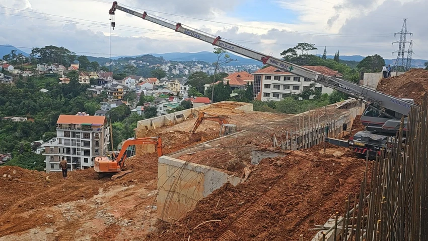 Công trình xây dựng có taluy bị sập. Công trình xây dựng có taluy bị sập.