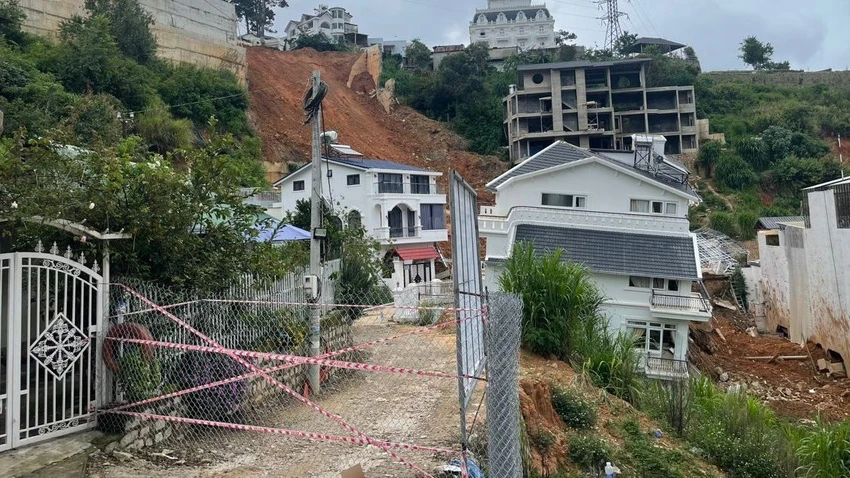 Hiện trường khu vực taluy bị sập Hiện trường khu vực taluy bị sập