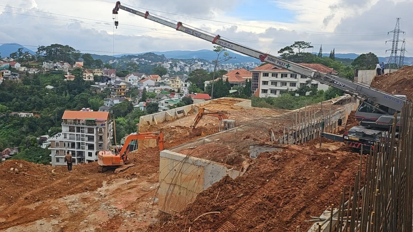 Phó Chủ tịch tỉnh Lâm Đồng nói chủ đầu tư đã quá sai khi đổ quá nhiều đất để làm mặt bằng. Ảnh: VÕ TÙNG Phó Chủ tịch tỉnh Lâm Đồng nói chủ đầu tư đã quá sai khi đổ quá nhiều đất để làm mặt bằng. Ảnh: VÕ TÙNG