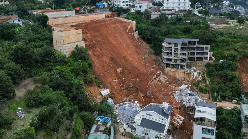 Nhiều sai phạm cần làm rõ trong vụ sạt lở taluy này. Ảnh: VÕ TÙNG Nhiều sai phạm cần làm rõ trong vụ sạt lở taluy này. Ảnh: VÕ TÙNG