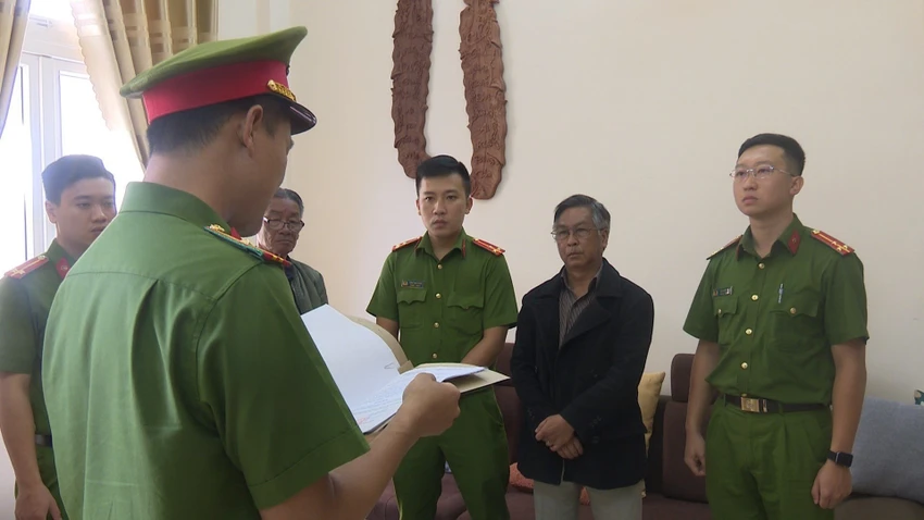 Ông Nguyễn Hồng Đức bị bắt giữ. Ảnh: CA Ông Nguyễn Hồng Đức bị bắt giữ. Ảnh: CA