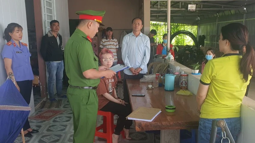 Cơ quan tố tụng công bố lệnh khám xét nơi ở của ông Cường và bà Phượng. Ảnh: VÕ TÙNG Cơ quan tố tụng công bố lệnh khám xét nơi ở của ông Cường và bà Phượng. Ảnh: VÕ TÙNG