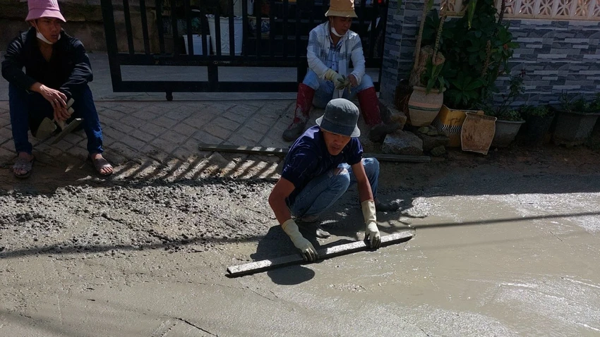 Gia đình ông Hồng bỏ hơn 300 triệu đồng cải tạo lại con đường. Gia đình ông Hồng bỏ hơn 300 triệu đồng cải tạo lại con đường.