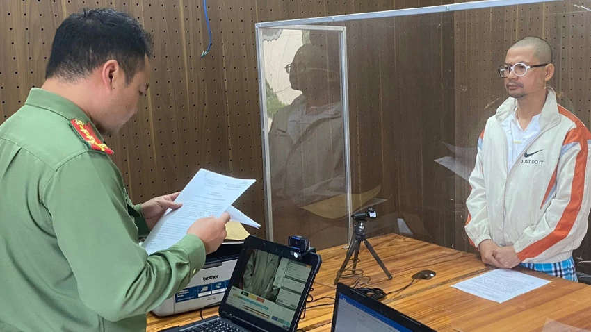 Công an Lâm Đồng tống đạt các quyết định tố tụng đối với Dương Tuấn Ngọc. Ảnh: CACC Công an Lâm Đồng tống đạt các quyết định tố tụng đối với Dương Tuấn Ngọc. Ảnh: CACC