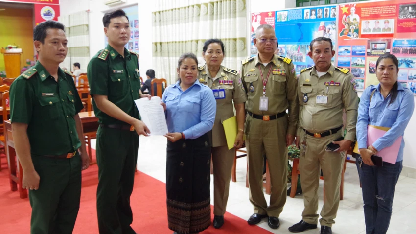Bộ đội Biên phòng Tây Ninh tiếp nhận công dân từ nước bạn Campuchia Bộ đội Biên phòng Tây Ninh tiếp nhận công dân từ nước bạn Campuchia