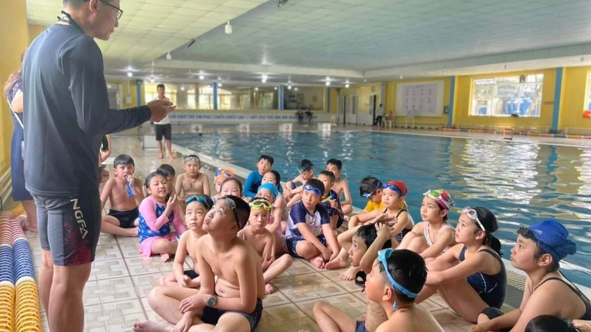 Trẻ em cần được trang bị kỹ năng bơi lội ngay khi còn nhỏ. Ảnh: TIẾN DŨNG Trẻ em cần được trang bị kỹ năng bơi lội ngay khi còn nhỏ. Ảnh: TIẾN DŨNG