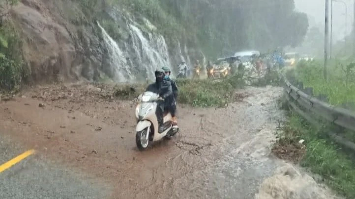Nước mưa từ đỉnh núi chảy trên vách đá ở đèo Bảo Lộc