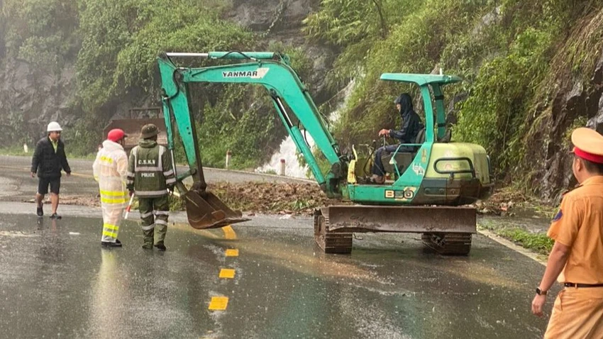 CSGT Lâm Đồng điều xe cuốc để giải tỏa sạt lở