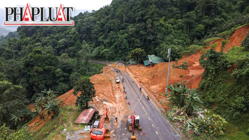 Hàng ngàn khối đất tràn xuống QL 20, vùi lấp nhiều người và tài sản. Ảnh: VT Hàng ngàn khối đất tràn xuống QL 20, vùi lấp nhiều người và tài sản. Ảnh: VT