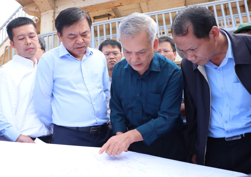 Thứ trưởng Bộ NN&amp;PTNT Nguyễn Hoàng Hiệp tại hiện trường. Ảnh: VÕ TÙNG