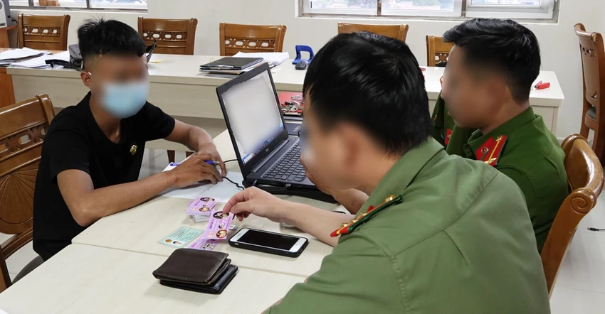 Công an làm việc với thanh niên phát tờ rơi. Công an làm việc với thanh niên phát tờ rơi.
