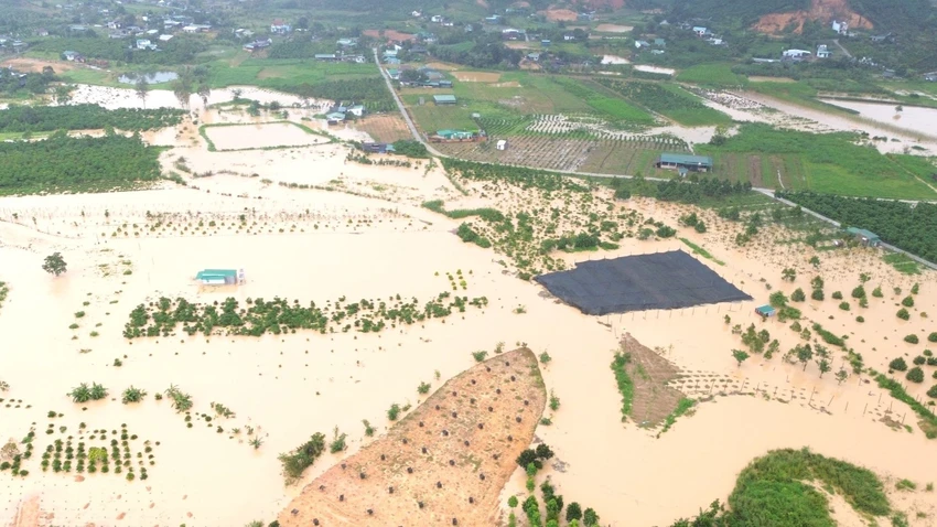 Nhiều địa phương bị ngập sâu sau khi cơn mưa kéo dài. Nhiều địa phương bị ngập sâu sau khi cơn mưa kéo dài.