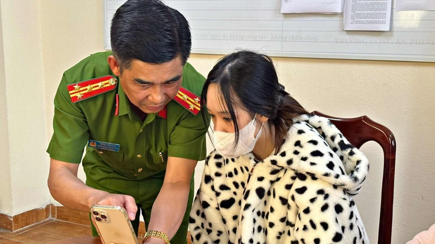 Đại tá Trần Vĩnh Phú trực tiếp lấy lời khai Nguyễn Nguyệt Phương Nhi. Ảnh VÕ TÙNG Đại tá Trần Vĩnh Phú trực tiếp lấy lời khai Nguyễn Nguyệt Phương Nhi. Ảnh VÕ TÙNG