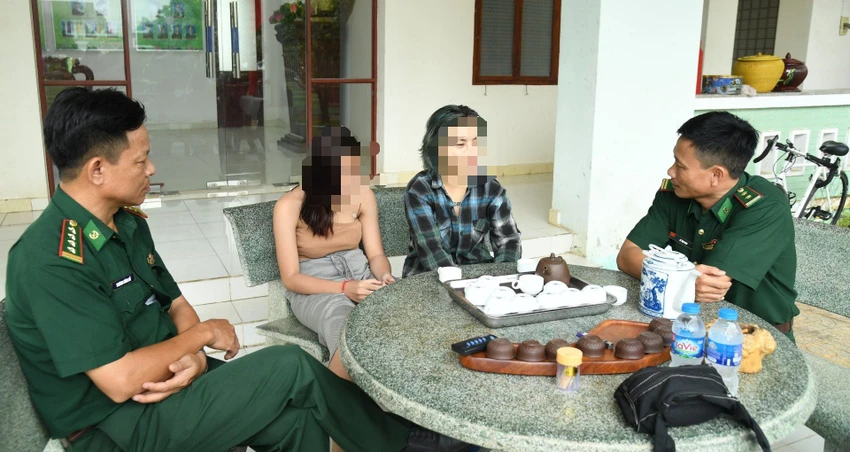 Hai nạn nhân sắp bị bán sang Campuchia được ban chuyên án giải cứu. Ảnh: LQ Hai nạn nhân sắp bị bán sang Campuchia được ban chuyên án giải cứu. Ảnh: LQ