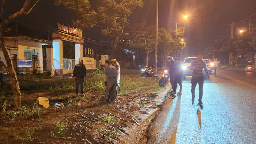 Công an truy đuổi bắt giữ các nghi ngay tại cổng Bệnh viện Y học Cổ truyền Bảo Lộc. Ảnh: CA Công an truy đuổi bắt giữ các nghi ngay tại cổng Bệnh viện Y học Cổ truyền Bảo Lộc. Ảnh: CA