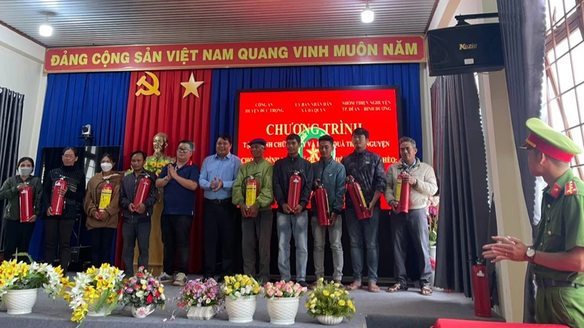 Phong trào “Nhà tôi có bình chữa cháy” đến với đồng bào vùng sâu huyện Đức Trọng Phong trào “Nhà tôi có bình chữa cháy” đến với đồng bào vùng sâu huyện Đức Trọng