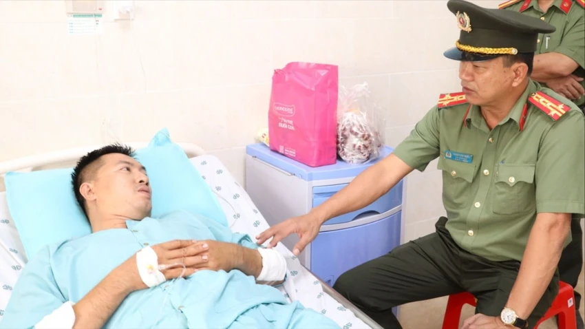 công an phường bị thương khi làm nhiệm vụ