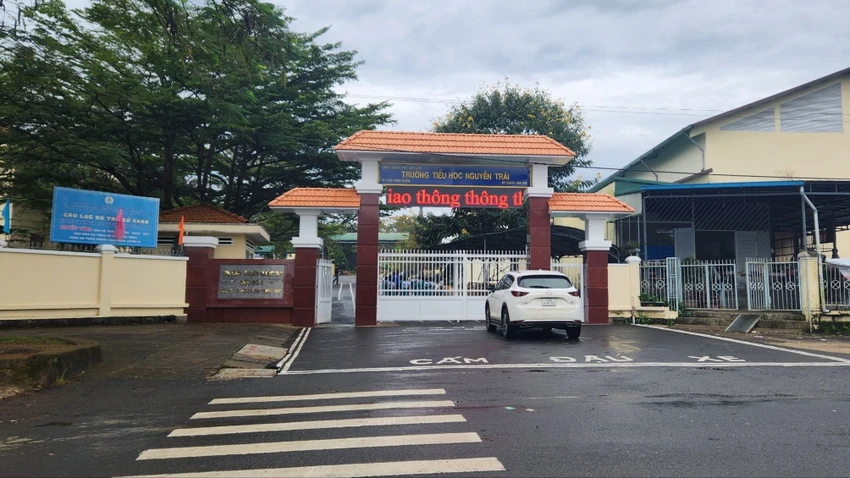 Vào trường học cướp bông tai của học sinh