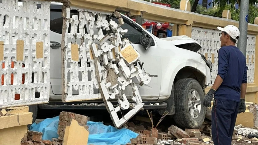 “Xe điên” tông sập tường toà thánh