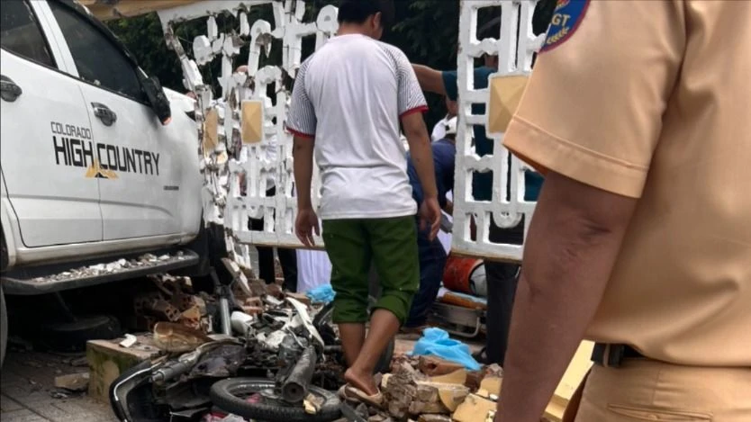 “Xe điên” tông sập tường toà thánh