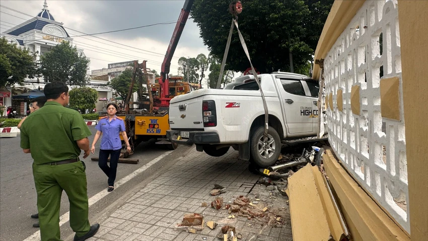 “Xe điên” tông sập tường toà thánh