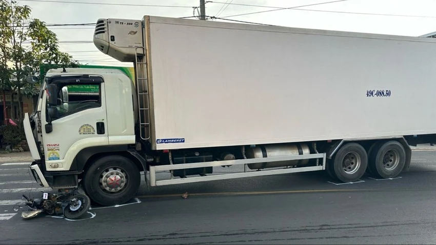 Bị cuốn vào gầm xe tải, người đàn ông 79 tử vong