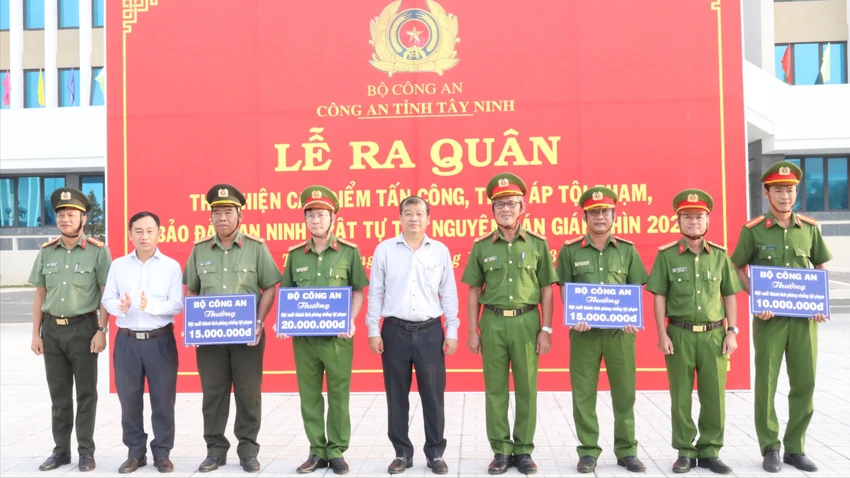 Các đơn vị, cá nhân được Bộ Công an khen thưởng vì có thành tích tấn công, trấn áp tội phạm. Ảnh: VT
