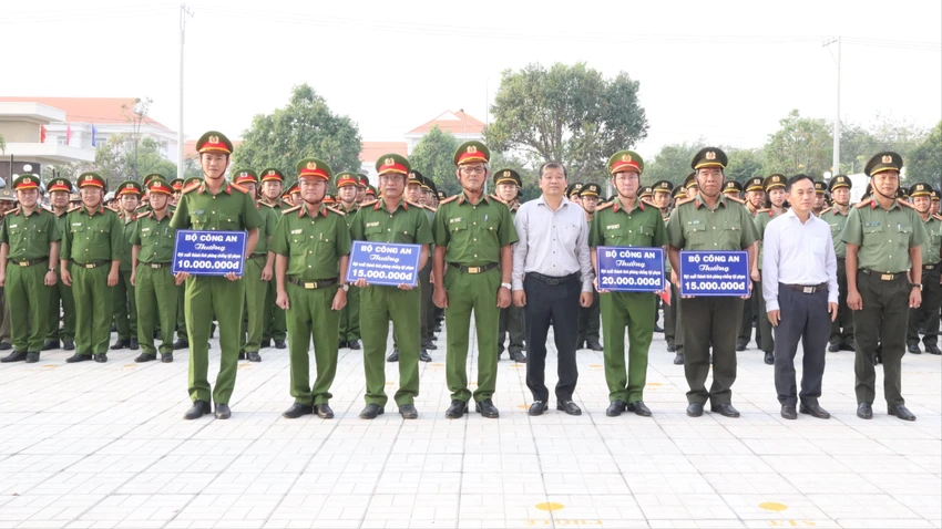 Công an tỉnh Tây Ninh tổ chức Lễ ra quân tấn công, trấn áp tội phạm. Ảnh: VT