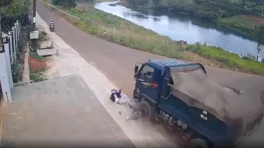 Xe ben tông xe máy khiến 1 người nguy kịch