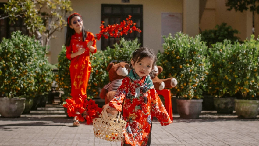 Em bé vùng cao “lên đồ” theo chị xuống chợ Xuân
