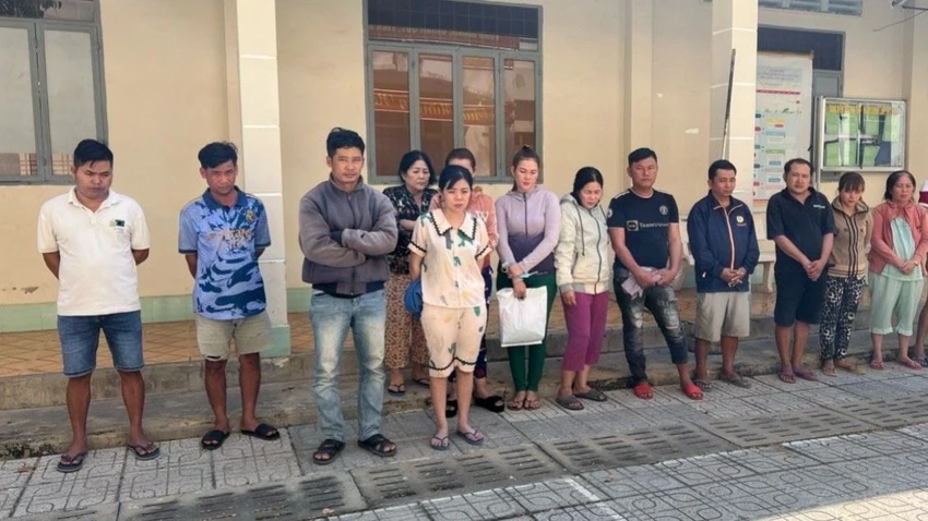 Hàng chục người ra vùng biên đánh bạc