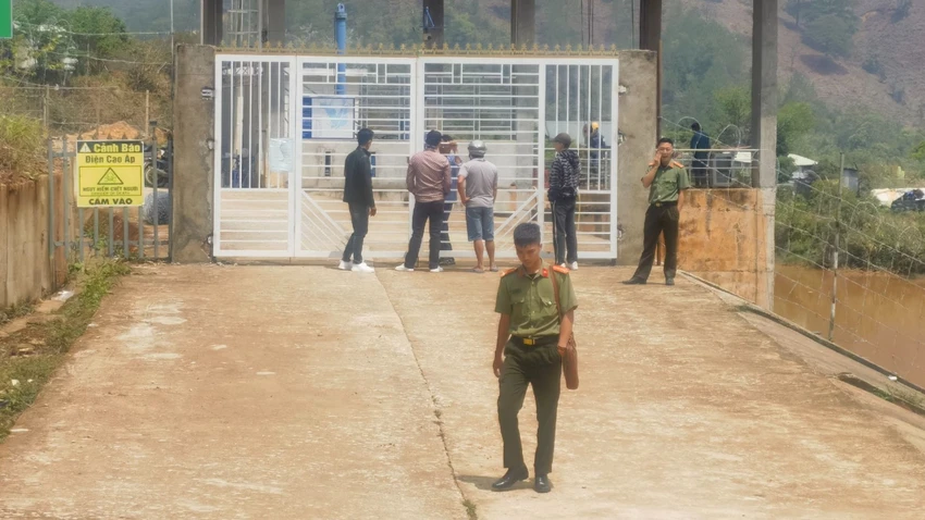 Thuỷ điện rào chắn đường: Học sinh vẫn phải chui rào kẽm gai để đến trường