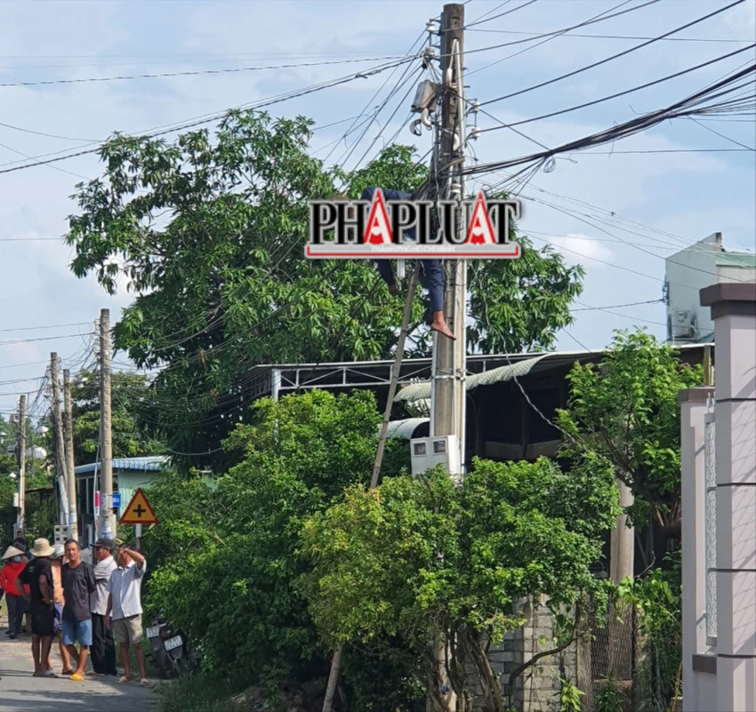 Leo lên cột điện, 1 người bị giật tử vong