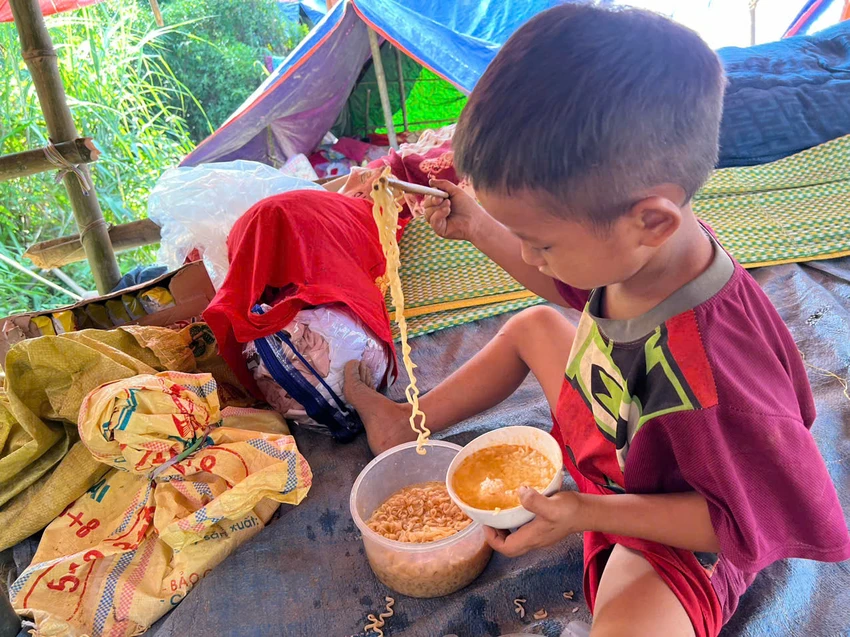 Trưởng thôn Kho Vàng: 'Bà con cứ xuống, xã khắc lo mọi thứ'