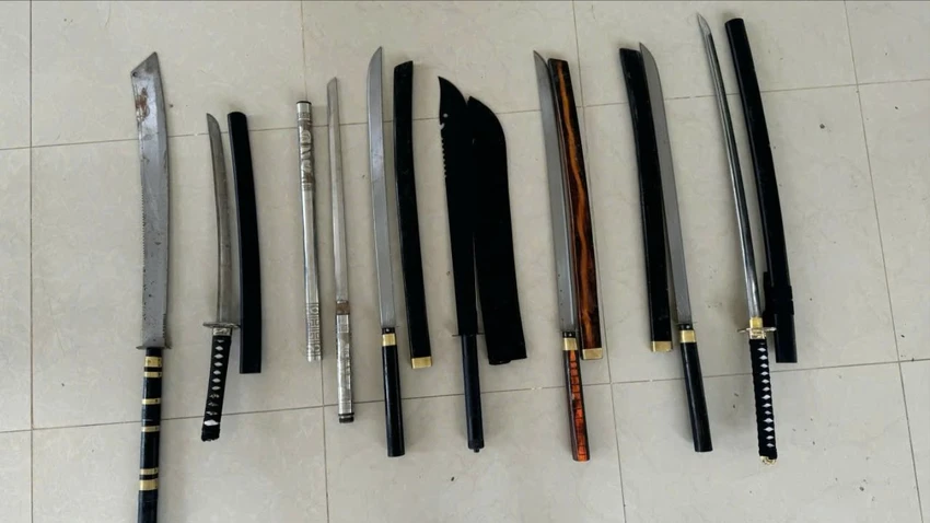 Mang dao, kiếm đến quán cà phê chém thiếu niên 15 tuổi