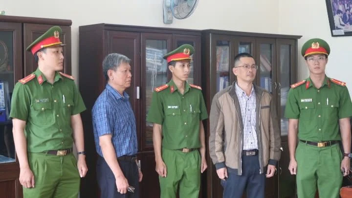 Bắt Giám đốc và Phó Giám đốc Công ty Chè Minh Rồng