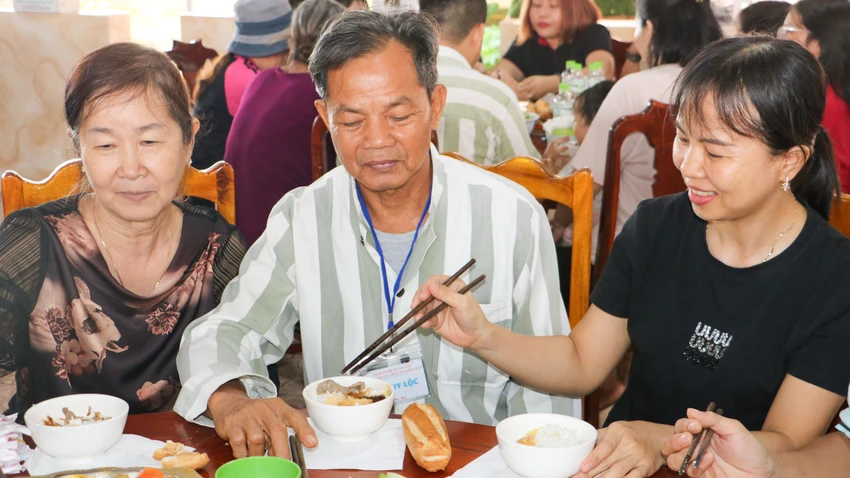 bua-com-gia-dinh-loc.jpg