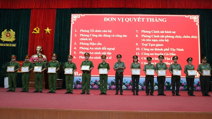 Chủ tịch nước tặng Huân chương Bảo vệ Tổ quốc hạng ba cho 6 cán bộ công an tỉnh Tây Ninh