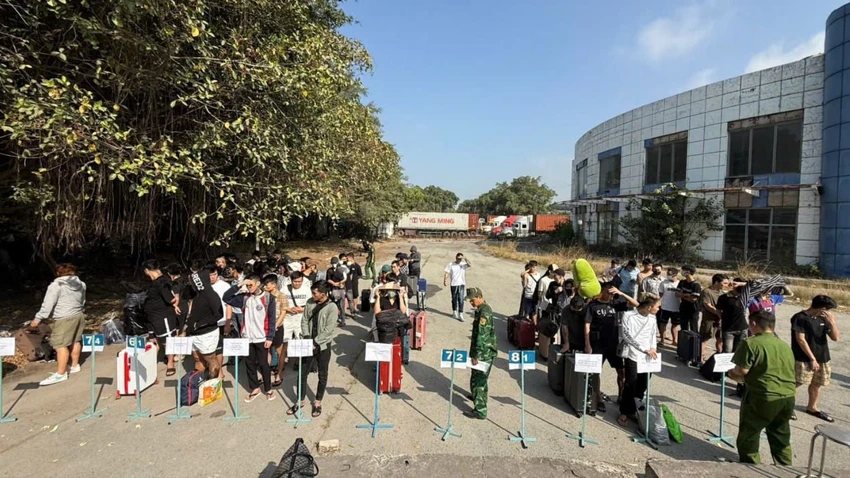 176 người làm việc trong công ty lừa đảo ở Campuchia về nước