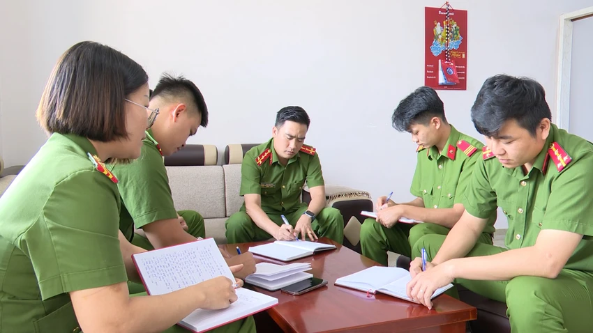 Công an thị trấn Đinh Văn được tăng cường 9 cán bộ, chiến sĩ từ các đơn vị khác.
