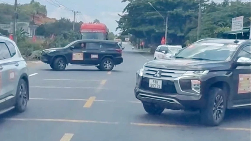 Công an tỉnh Lâm Đồng thông tin vụ ô tô chắn ngang quốc lộ 20 cản đường cho đoàn xe doanh nhân qua đường