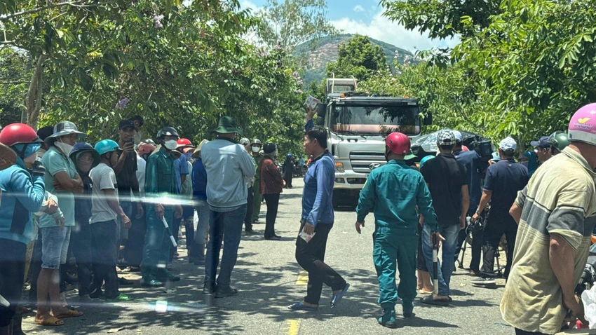 Hàng trăm người dân tập trung ngăn xe vào khai thác cát