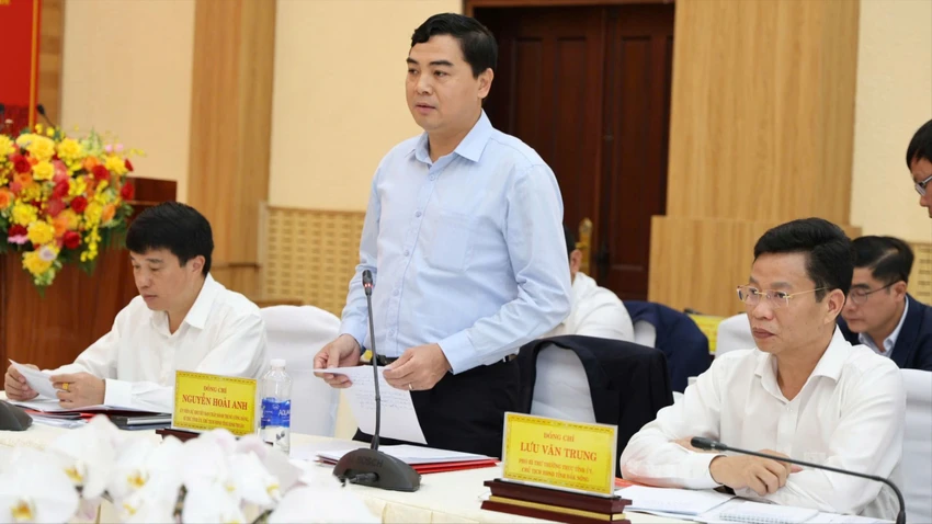 Bí thư Tỉnh uỷ Bình Thuận Nguyễn Hoài Anh báo cáo tại buổi làm việc. Ảnh: VT