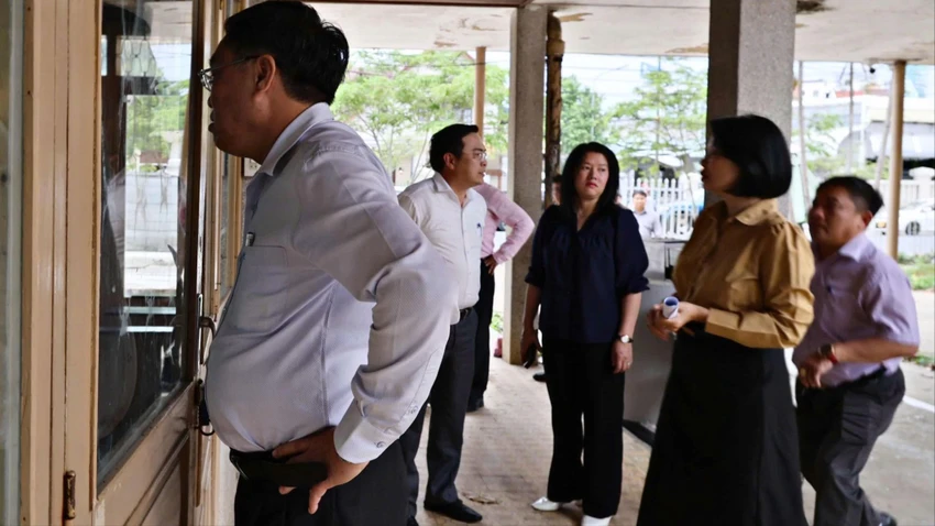 Phó Chủ tịch UBND tỉnh Lâm Đồng Võ Ngọc Hiệp kiểm tra cơ sở vật chất phục vụ cho việc sáp nhập. Ảnh: PHƯƠNG NAM
