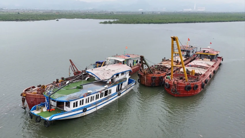 Cận cảnh tàu du lịch bị lật trên Vịnh Hạ Long sau trận dông lốc kinh hoàng