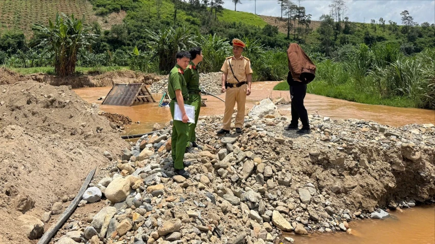 CSGT đường thuỷ Lâm Đồng phát hiện vụ khai thác cát lậu quy mô lớn