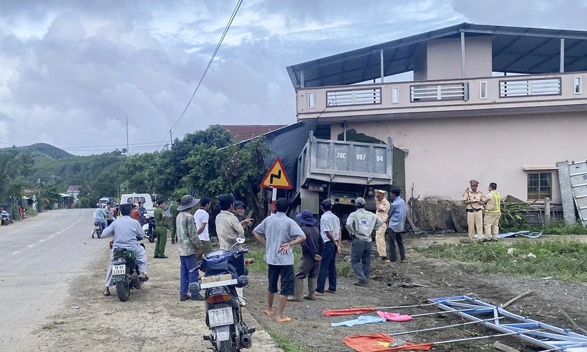 Xe tải lao vào nhà dân ở Phú Yên khiến 3 cháu nhỏ bị thương