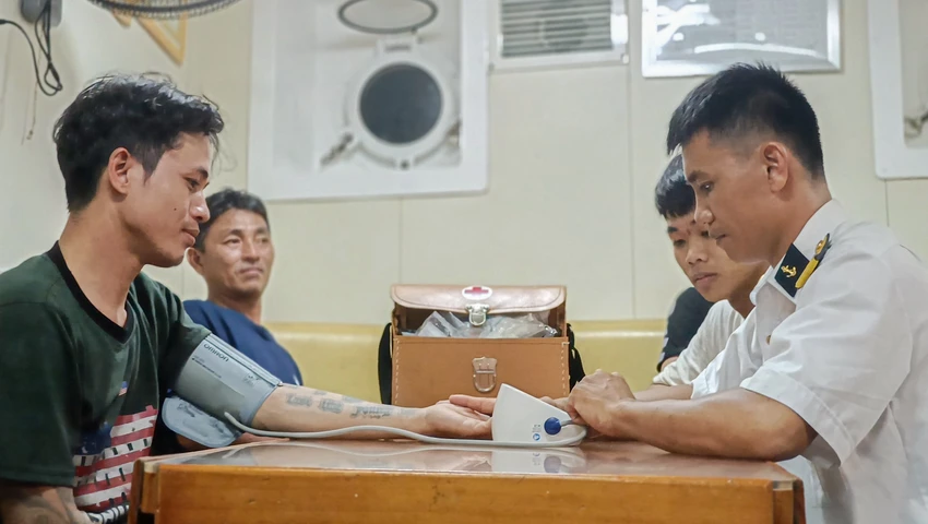 Ngư dân được thăm khám, chăm sóc trên tàu 467. Ảnh: HM
