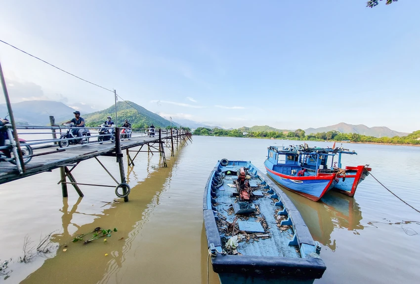 nom-nop-khi-di-qua-cau-go-phu-kieng-o-nha-trang.jpg